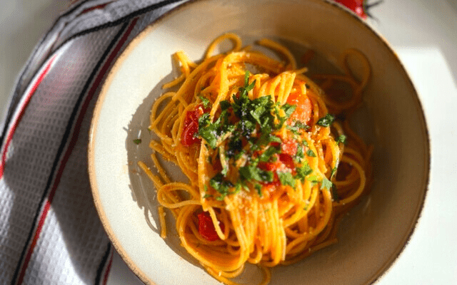 Spicy Tomato Pasta (5 ingredients)