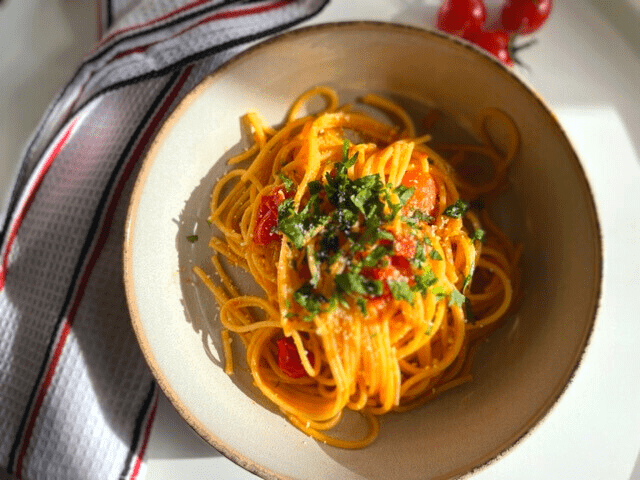 Spicy Tomato Pasta (5 ingredients)